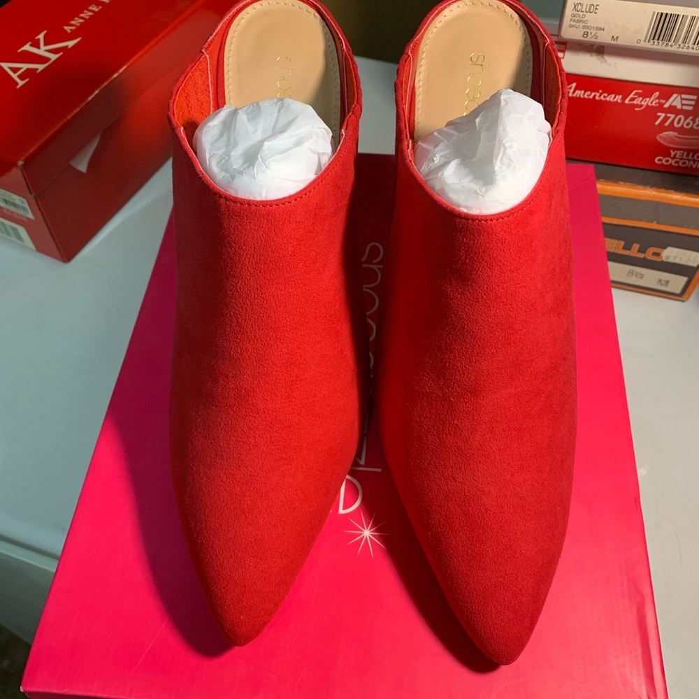Red pumps